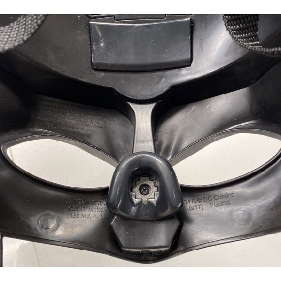 2017 DC Comics Batman Talking Voice Changer Mask with Lights and Sounds - Picture 10 of 10